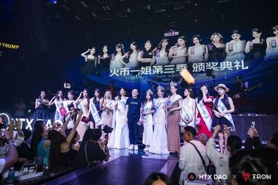 Justin Sun presented the award to the winners of the Miss HTX on site.
