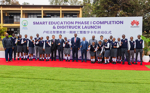 Students, teachers, and officials at the launch event (PRNewsfoto/Huawei)