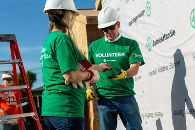 Aaron Erter and Noor Boyle of James Hardie's leadership team working on a Habitat Strong project in the company's hometown of Chicago.