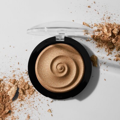 Laura Geller Beauty’s viral Baked Gelato Swirl Illuminator in its No. 1–selling Gilded Honey shade. / Source: Laura Geller Beauty