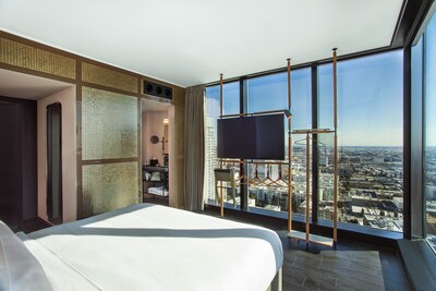 Moxy DTLA Corner King Guestroom