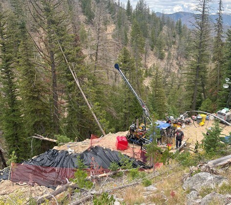 Image 2: Drilling hole GH25-05 from the 1350 drill pad (CNW Group/Metallis Resources Inc.)