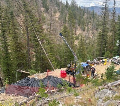 Image 2: Drilling hole GH25-05 from the 1350 drill pad (CNW Group/Metallis Resources Inc.)