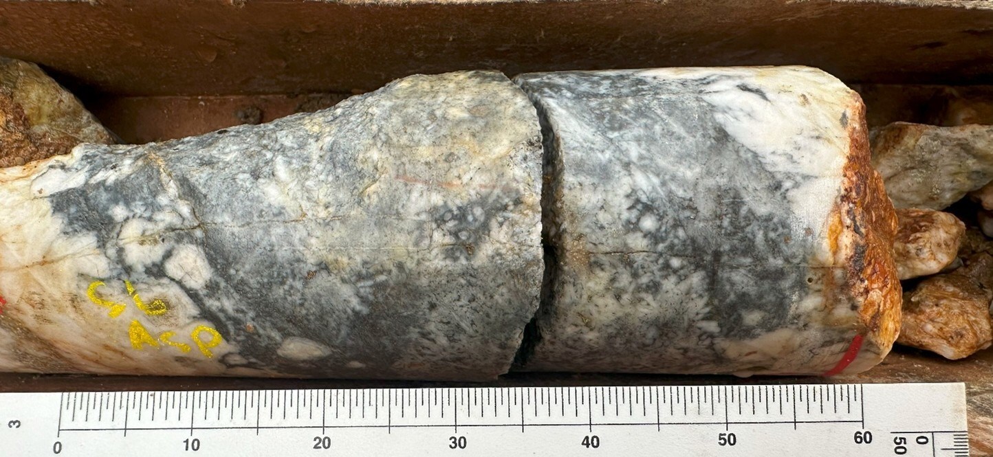 Image 4: Quartz sulfide vein identified in GH25-03. Containing arsenopyrite and stibnite. (CNW Group/Metallis Resources Inc.)