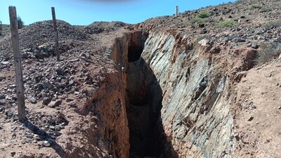 Photo: Quartz vein historical mine working at the Castilla Project, Chile. (CNW Group/Super Copper Corp.)