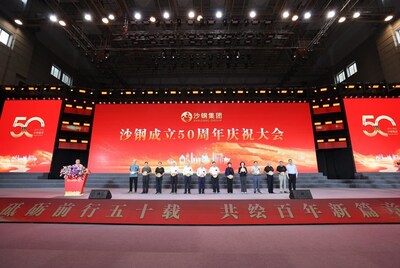 Shagang Group presents commemorative plaques to retired employee representatives (PRNewsfoto/Jiangsu Shagang Group Co.,Ltd.)