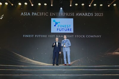 芬蘭未來教育(Finest Future)執行長 Tuomas Aleksi Tiilikainen 先生於 2025 年亞太傑出企業獎(APEA)典禮上領取「企業躍進獎」(PRNewsfoto/Finest Future Vietnam Joint Stock Company) (PRNewsfoto/Finest Future Vietnam Joint Stock Company)