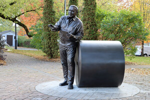 Cascades unveils bronzes in honour of Cascades co-founders Laurent and Alain Lemaire