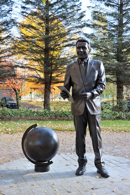 Bronze de Laurent Lemaire, cofondateur de Cascades (Groupe CNW/Cascades Inc.)