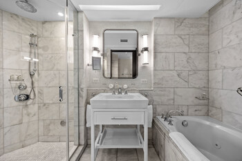 Commodore Suite Bathroom
