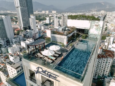Thư giãn tại hồ bơi trên tầng thượng với tầm nhìn ôm trọn núi và phố biển Nha Trang. Ảnh: Svetline