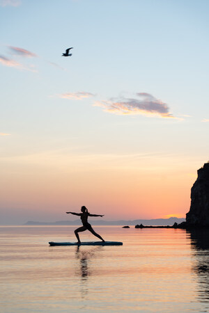 Descubre por qué el yoga es mejor entre el desierto y el mar de Baja California Sur