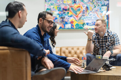 Reunión de miembros del equipo de SafeRide Health en la sede de la empresa en San Antonio, TX.