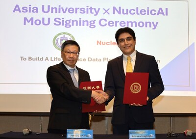 亞大校長蔡進發(左)、美國麻州波士頓的 NucleicAI 公司共同創辦人、哈佛醫學院國際遺傳疾病中心主任哈吉希教授(右)，簽署合作備忘錄（MoU），將共同開發「生命科學數據平台」。
