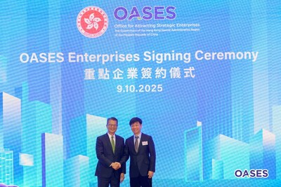 Signing Ceremony Venue (Left: Mr. Paul Chan Mo-po, Financial Secretary of the HKSAR; Second left: Mr. Wu Minghui, Founder, CEO & CTO of MiningLamp Technology) (PRNewsfoto/明略科技)