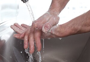 De nouvelles directives mondiales sur l'hygiène des mains publiées par l'Organisation mondiale de la santé et l'UNICEF visent à freiner la propagation des maladies