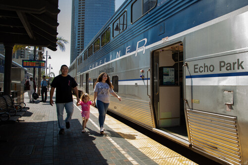 Amtrak Pacific Surfliner y SeaWorld San Diego forman una nueva alianza para ofrecer descuentos en viajes y entradas (PRNewsfoto/Amtrak® Pacific Surfliner)