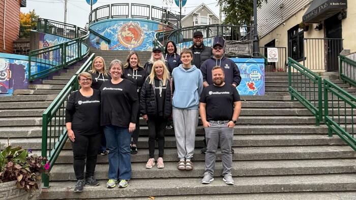 A group of Unifor members stand with Atlantic Regional Director Jennifer Murray on steps in St. John&#39;s, N.L. wearing &quot;Unifor Votes&quot; t-shirts. (CNW Group/Unifor)