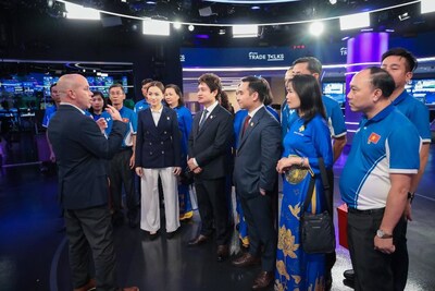 The Meey Group delegation focused intently on the experience sharing from Nasdaq MarketSite representatives. Photo: Meey Group.