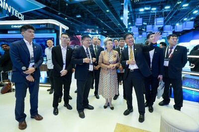 Ou Boqian, Consul General of the Chinese Consulate General in Dubai, visited the H3C booth during GITEX GLOBAL 2025.