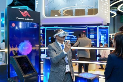 Visitors experienced the H3C GITEX cloud exhibition hall with VR glasses in the interactive zone.