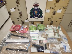Les armes, l&#8217;argent et les drogues qui ont &#233;t&#233; saisis (Groupe CNW/Gendarmerie Royale du Canada &#8211; R&#233;gion du centre)