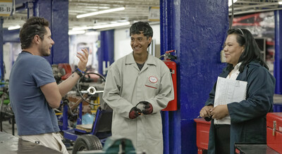 A través del programa de Mecánicos del mañana de Valvoline Global Operations, la próxima generación de mecánicos recibirá herramientas, capacitación, entre otras oportunidades que les ayudarán en su desarrollo profesional.