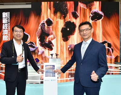 ITRI’s “Osaka Expo (Theatre of Life) – Virtual-Real Interactive Showcase” made its Taiwan debut, featuring a 5.5-meter tech waterfall powered by smart factory–grade integration technology — one of the event’s top highlights. Distinguished guests (from left):
Chien-Chih Liu, Section Chief, ITRI; and Chao-Chung Kuo, Director General, Department of Industrial Technology, MOEA.