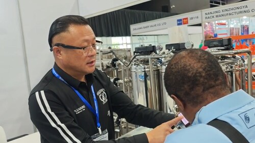 At the exhibition, exhibitors wore Meorient AI glasses for real-time communication with buyers