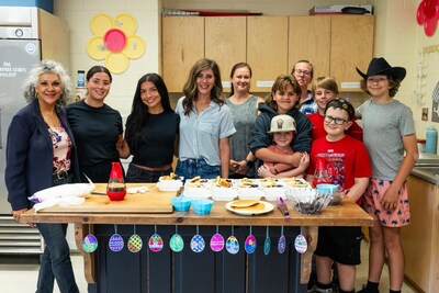 The Stacked team joins students on-site to make and share breakfast, celebrating the Make Happy Tummies campaign in action. (CNW Group/Stacked Pancake & Breakfast House) The Stacked team joins students on-site to make and share breakfast, celebrating the Make Happy Tummies campaign in action. (CNW Group/Stacked Pancake & Breakfast House)
