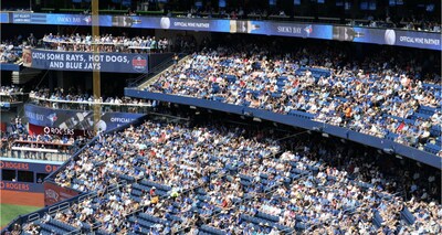 Smoky Bay Wines occupe une place centrale au Rogers Centre, où elle est fière d'être présentée comme le partenaire officiel des Toronto Blue Jays™ en matière de vins. (Groupe CNW/Phil Marketing)