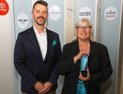 Craig Dickie, Range Rover Canada, presents Jil MicIntosh with the 2025 Journalist of the Year Award. (CNW Group/Automobile Journalists Association of Canada)