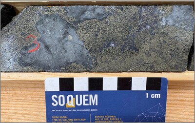 Figure 7. Silver 2 Zone showing: typical semi-massive pyrite-sphalerite-galena-native silver mineralization between 361.7 m and 392.0 m in hole 1338-25-081. Samples C1853075 and C1853077 returned 14.27% Zn, 4.90% Pb, 1.00 g/t Au and 1181.7 g/t Ag over 1.2 m. (CNW Group/Soquem inc.)