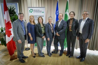 Jean-Pierre Perreault, recteur de l&#8217;Universit&#233; de Sherbrooke, Genevi&#232;ve H&#233;bert, d&#233;put&#233;e de Saint-Fran&#231;ois et adjointe parlementaire du ministre d&#233;l&#233;gu&#233; &#224; l&#8217;&#201;conomie et aux Petites et Moyennes Entreprises, St&#233;phanie McMahon, directrice de la coordination de la mission universitaire au CIUSSS de l&#8217;Estrie-CHUS, &#201;lisabeth Bri&#232;re, d&#233;put&#233;e de Sherbrooke &#224; la Chambre des Communes et whip adjointe du gouvernement, Philippe Sarret, directeur de l&#8217;IPS, Viviane Poupon, pr&#233;sidente directrice g&#233;n&#233;rale de Brain Canada, et Louis Valiquette, doyen de la FMSS. (Groupe CNW/La Fondation Brain Canada)