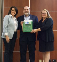 De g. &#224; d., Jan Martin, de Domtar; Peter Adrian, pr&#233;sident du conseil d&#8217;administration de la NRC; Teresa Bradley, pr&#233;sidente-directrice du conseil d&#8217;administration de la NRC. (Groupe CNW/Domtar)