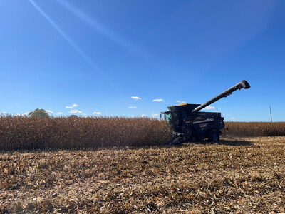 A Fendt IDEAL 8T combine cuts a row of corn in Petersburg, Iowa. During the 2025 Harvest Tour, Fendt is traveling across five states and dropping the IDEAL combine onto 11 farms, giving midwestern farmers a chance to experience its unique capabilities. The tour also provides Fendt's harvesting team with an opportunity to listen directly to farmers and learn more about their ideas for improving their harvesting experiences.