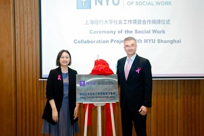 John K. HSIANG and Qingwen Xu unveil the internship-site plaque at Jiahui International Hospital (Shanghai), Oct. 18, 2025.