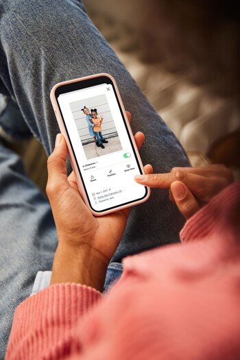 The Aura app makes sharing effortless—photos and videos sent from anywhere appear instantly on connected frames, keeping loved ones close no matter the distance.