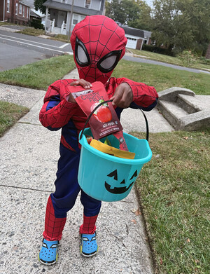 Parents Ditch Candy for Crunch: Crispy Fruit™ by Crispy Green® Leads the Healthy Halloween Snack Trend