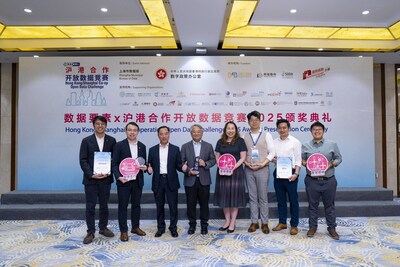 數字政策專員黃志光（左三）於上海舉行的「數據要素x滬港合作開放數據競賽2025」頒獎典禮與得獎團隊合照