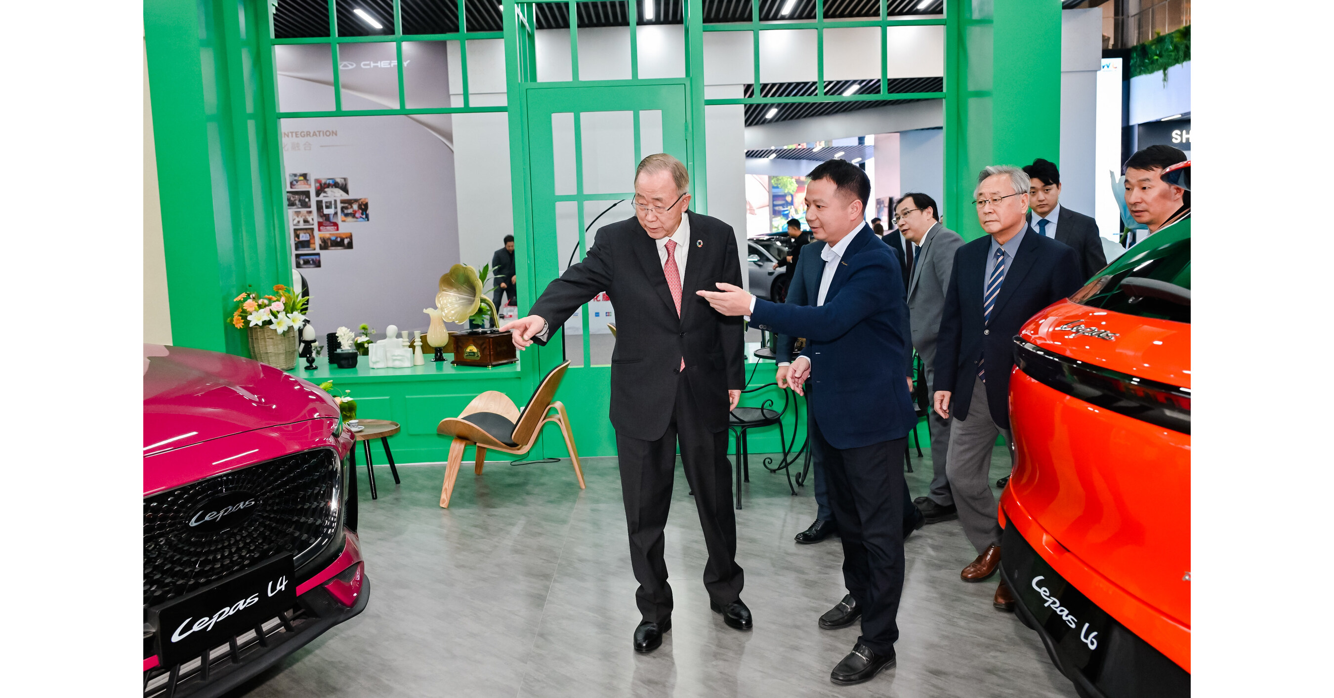 Ban Ki-moon visite le pavillon LEPAS du groupe Chery pour promouvoir une mobilit&eacute; plus verte &agrave; lavenir