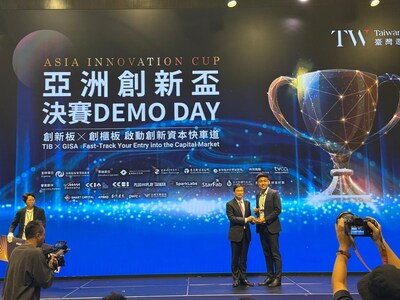 (Deputy Chief Executive Officer of MetaOptics Ltd, Mr. Aloysius Chua, receiving the Award)