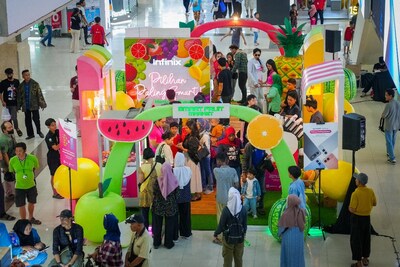 Visitors explore one of the Infinix “SMART Fruit Market” pop-ups in Indonesia, an interactive space that blends art, AI, and creativity to inspire smarter technology choices.
