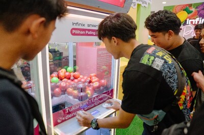 Visitors take part in interactive activities at the Infinix “SMART Fruit Market” pop-up event, blending play and creativity with technology.