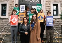 Mme Marie-Anne Alepin, pr&#233;sidente de la SSJB et Mme Camille Goyette-Gingras, pr&#233;sidente des OUI Qu&#233;bec entour&#233;es de jeunes ind&#233;pendantistes (Groupe CNW/Soci&#233;t&#233; Saint-Jean-Baptiste de Montr&#233;al)