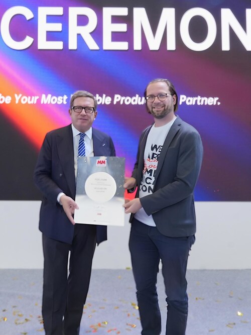 HSG Europe Product Expert Paolo Musante received awardon-site from Editor-in-Chief of MM MaschinenMarkt