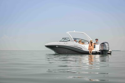The Hurricane SunDeck 2690 is the perfect blend of style, comfort and new technology to deliver an exceptional on the water experience for families and friends.
