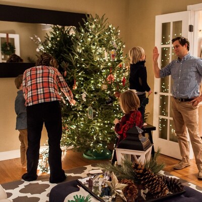 El 85% de los encuestados coincide en que los árboles de Navidad naturales traen alegría a todos los que los ven y los huelen. (PRNewsfoto/Real Christmas Tree Board)