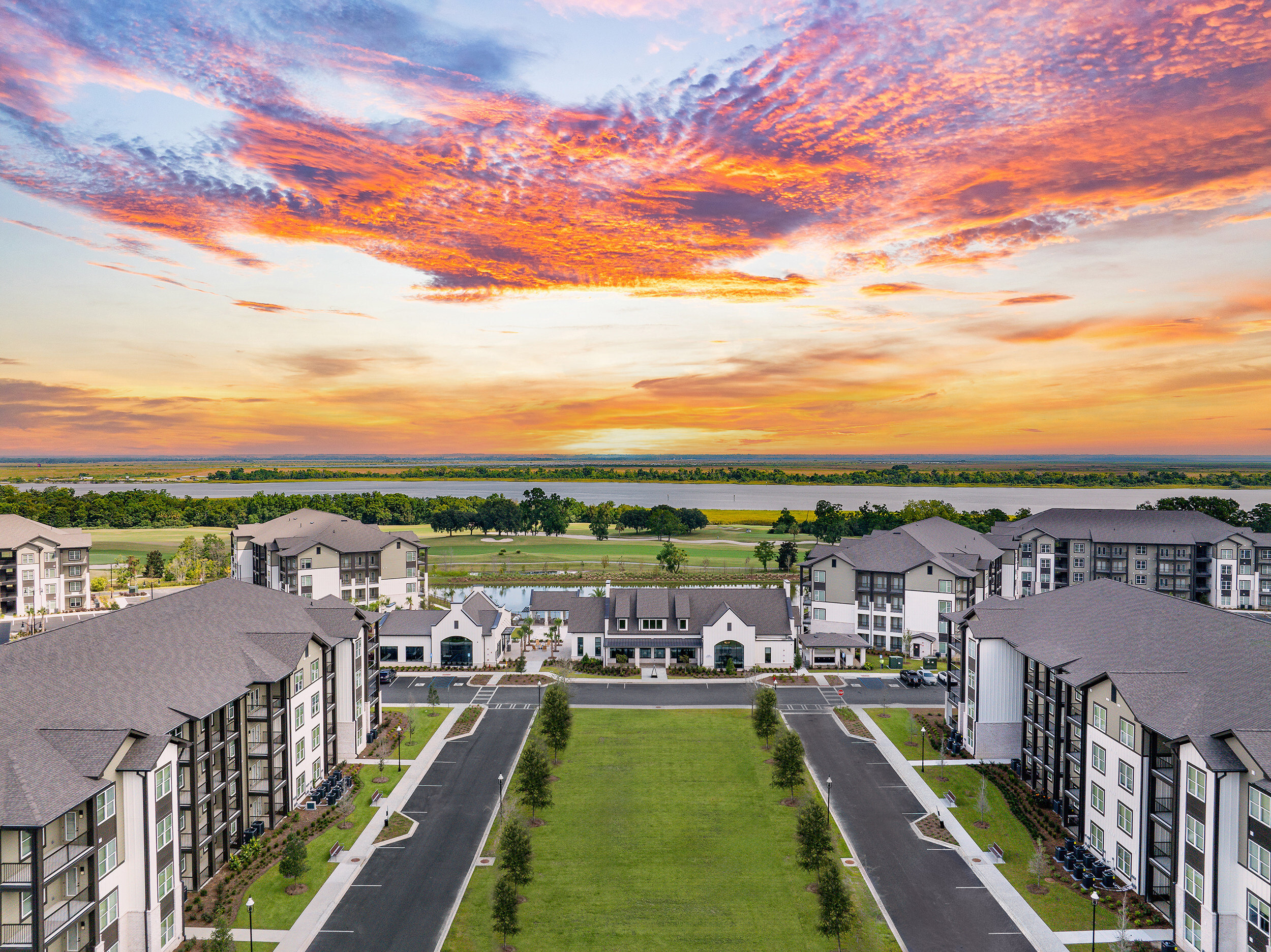 Silas Park is a new apartment community that delivers the comfort and convenience today’s renters expect all in a scenic location that offers easy access to the city while providing a peaceful retreat from the commotion of downtown.