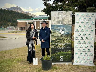 Mayor Richard Ireland for the Municipality of Jasper, alongside Yasmine Elmir, Communications Lead at Nespresso Canada. (CNW Group/Nestle Nespresso SA)
